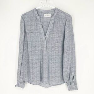 Fabric
-Silk

Measurements
-Length 24 1/2
-Bust 19 1/2

Size
-M